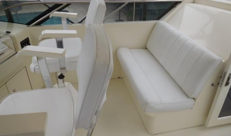 48 Hatteras Flybridge Seating
