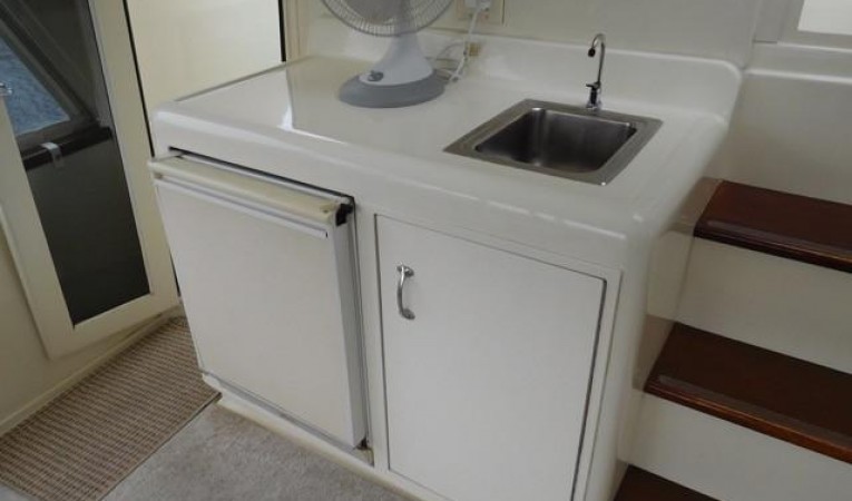 48 Hatteras Aft Deck Wet Bar and Refrigerator