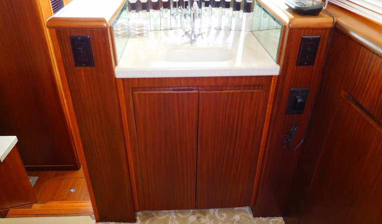 48 Hatteras Salon - Wet Bar
