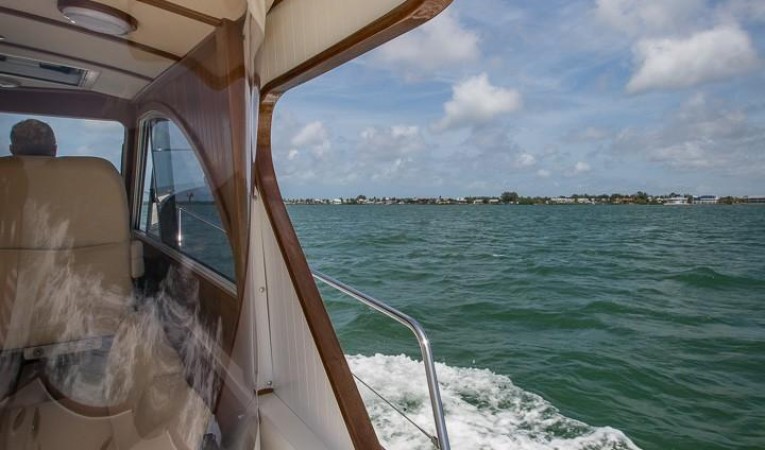 32 Legacy Yachts Starboard Walkway