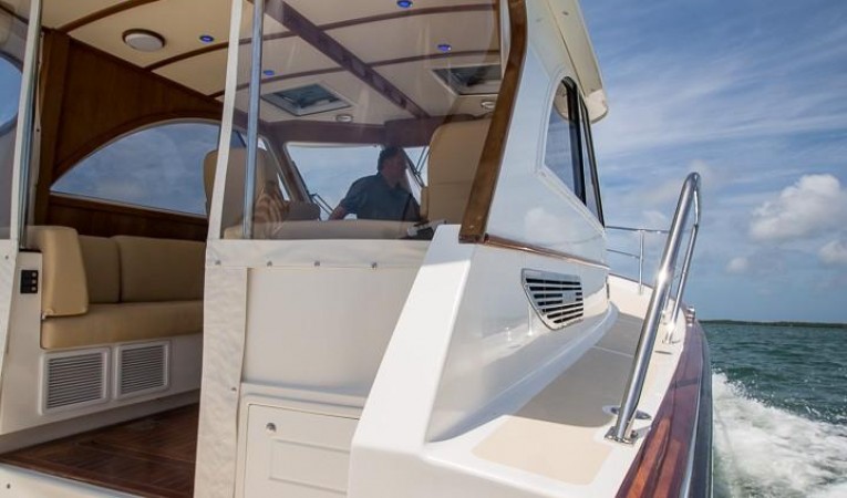 32 Legacy Yachts Starboard Walkway