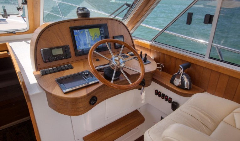 32 Legacy Yachts Helm