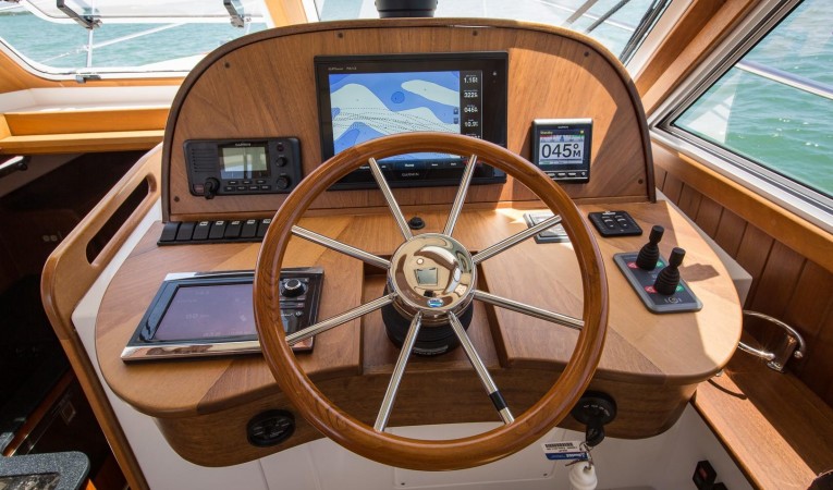 32 Legacy Yachts Helm