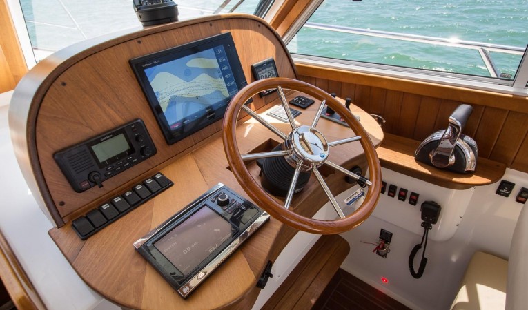 32 Legacy Yachts Helm