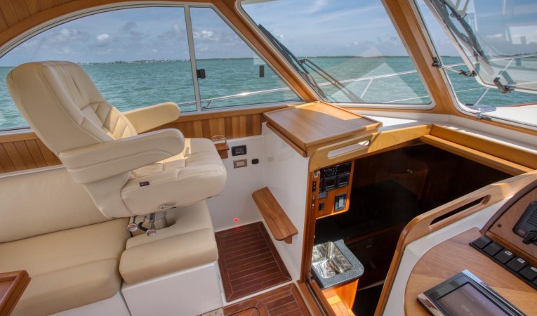 32 Legacy Yachts Co-Captain Seating, Navigation Table