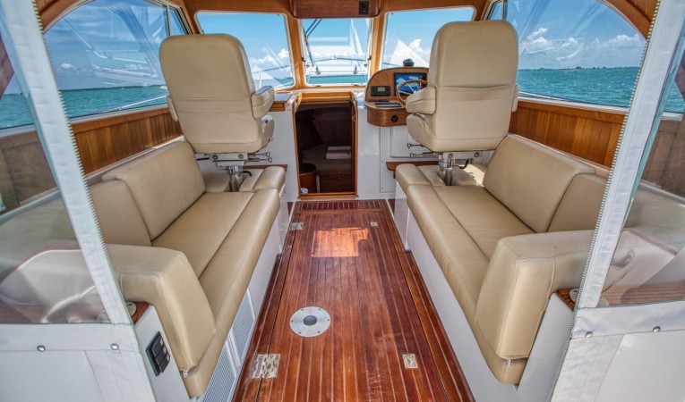 32 Legacy Yachts Salon