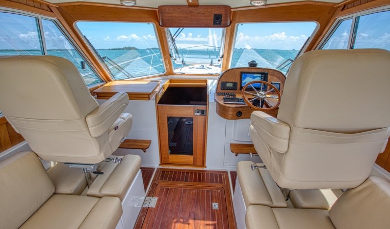 32 Legacy Yachts Salon and Helm Seating