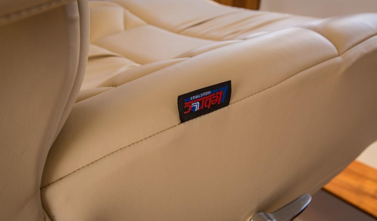 32 Legacy Yachts Helm Seating