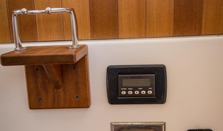 32 Legacy Yachts Salon AC Control