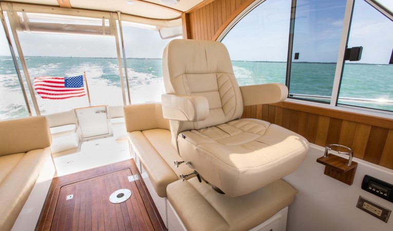 32 Legacy Yachts Helm Co-Captain Seating