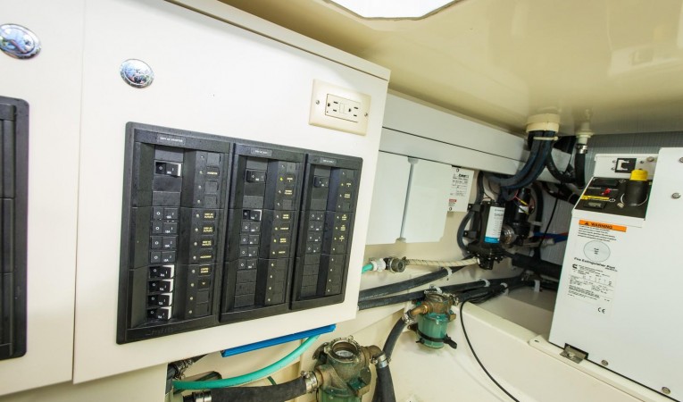 32 Legacy Yachts Electric Pannel