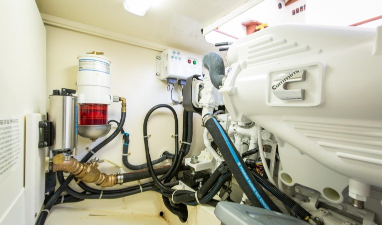 32 Legacy Yachts Engine room space around engine