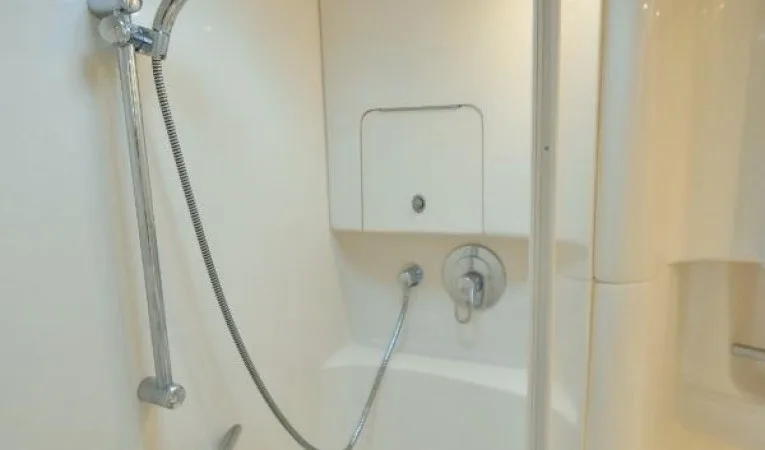 38 Sea Ray Shower
