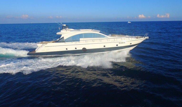 72 Aicon Starboard Profile