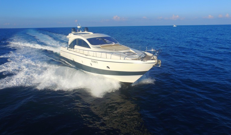 72 Aicon Starboard Bow