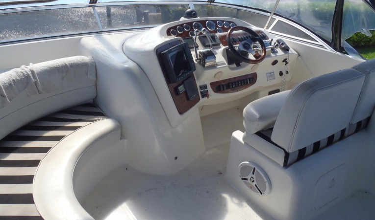 41 Meridian Flybridge console