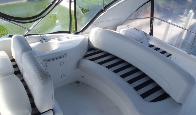 41 Meridian Flybridge seating