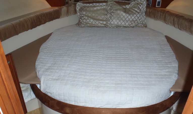 41 Meridian Master stateroom berth