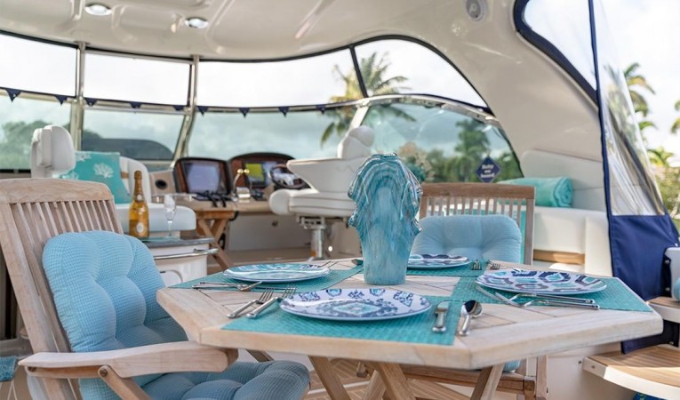 52 Sea Ray Cockpit dining table