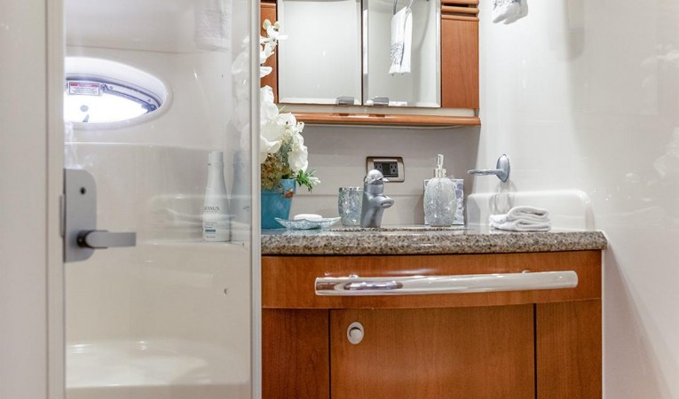 52 Sea Ray VIP head vanity