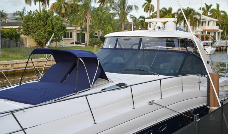 52 Sea Ray Foredeck lounge