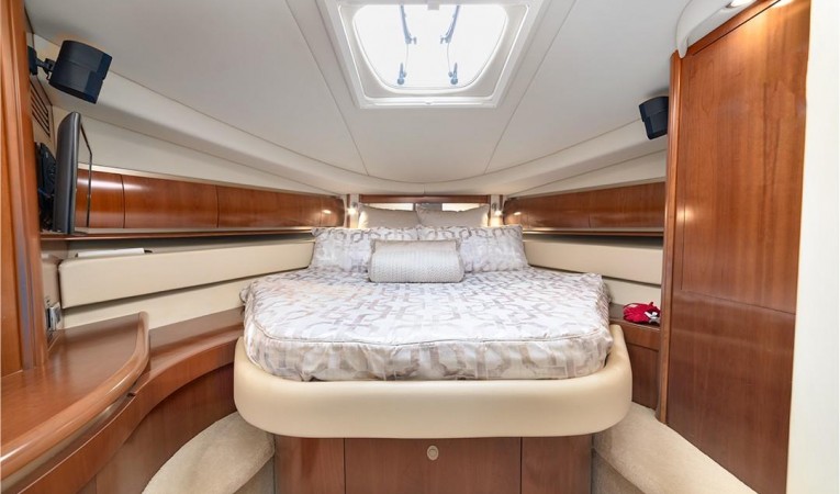 52 Sea Ray Master stateroom