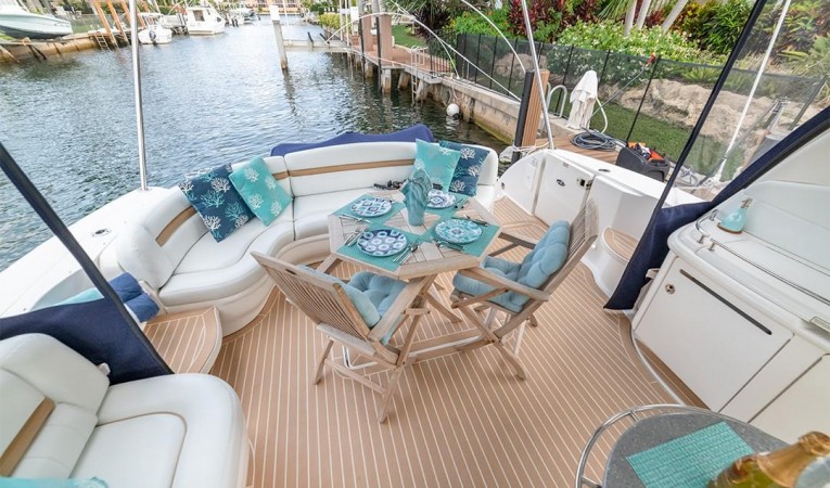 52 Sea Ray Cockpit aft dining table