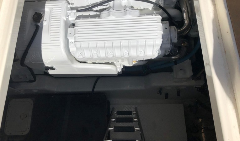 52 Sea Ray Engine room 1