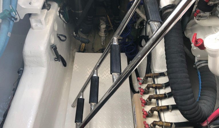 52 Sea Ray Engine room 2