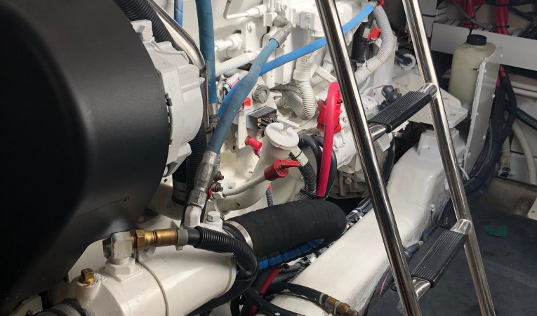 52 Sea Ray Engine room 3