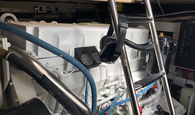 52 Sea Ray Engine room 5