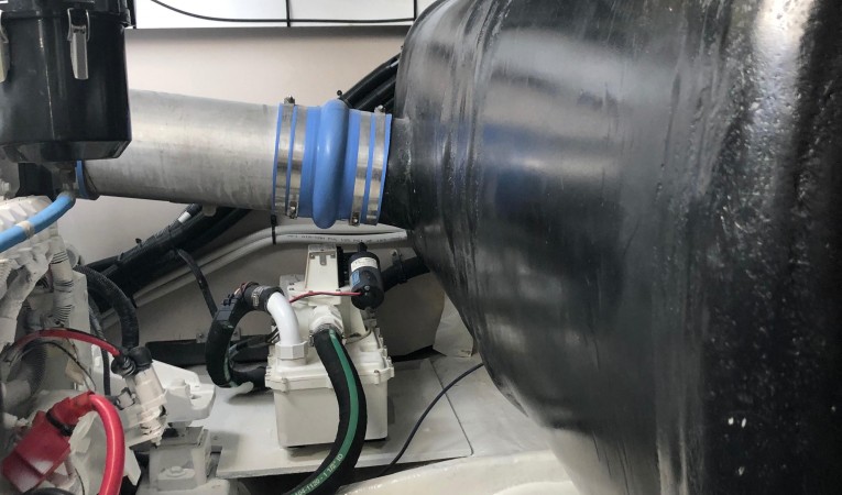 52 Sea Ray Engine room 6