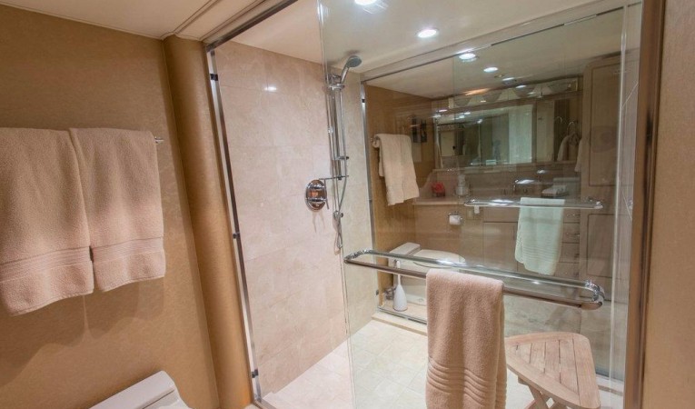 103 Westship MASTER "HIS & HERS" BATH
