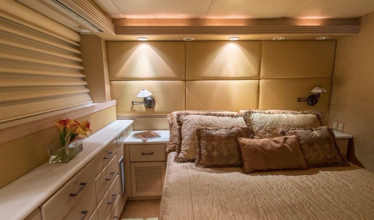 103 Westship STARBOARD GUEST S/R