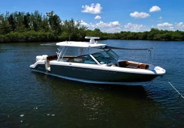 32' Boston Whaler 2017