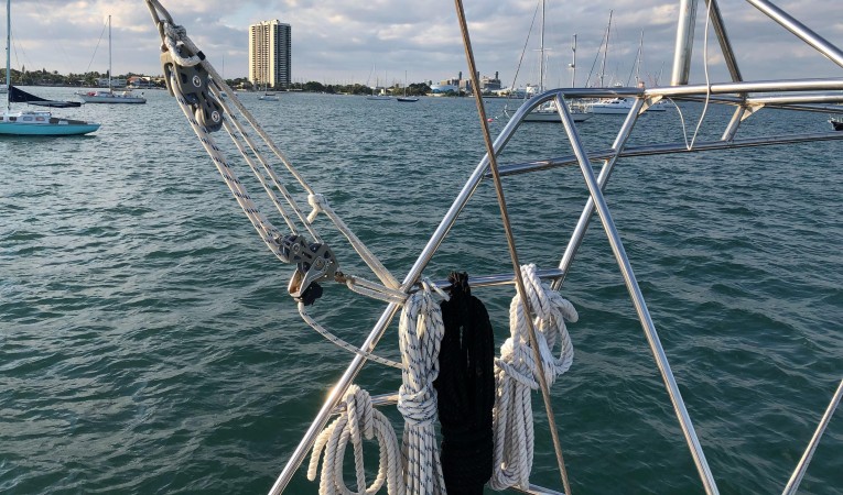 48 Tayana Running back stay detail