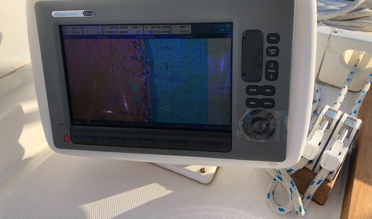 48 Tayana Raymarine C120 plotter