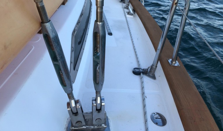 48 Tayana Masive turnbuckles and stanchion detail