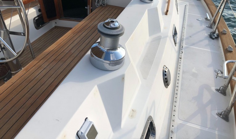 48 Tayana Starboard side deck