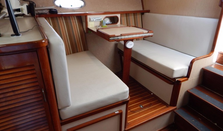 38 Blackfin Convertible Dinette