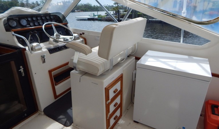 38 Blackfin Stbd Helm Deck