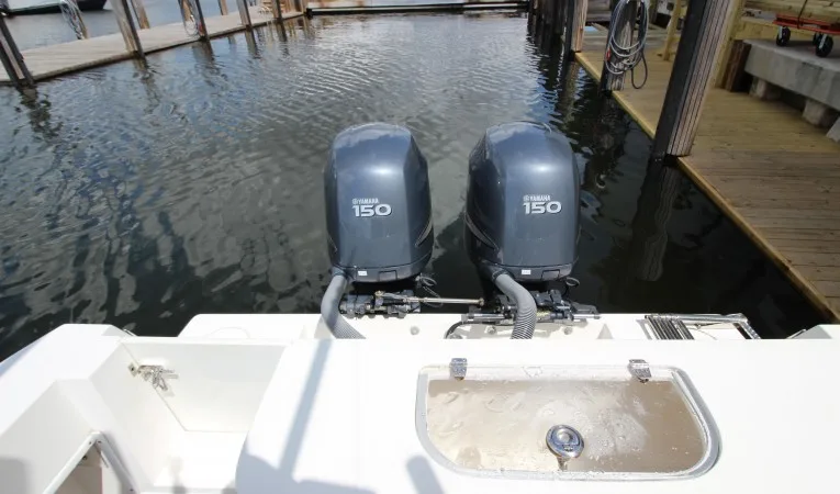 23 Contender 50 Gallon Livewell