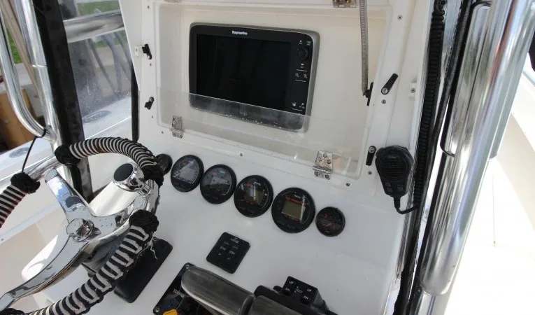 23 Contender Raymarine