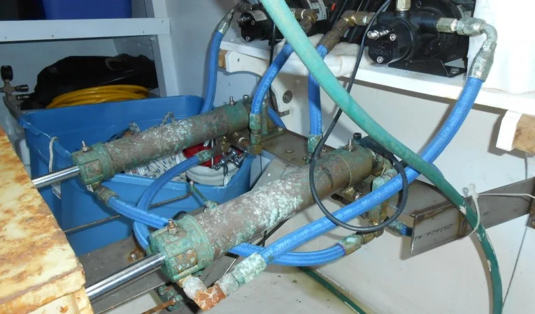 58 Roughwater Double hydraulic rams for steering