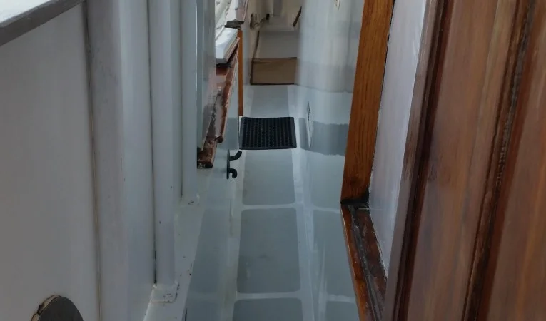 58 Roughwater Starboad side deck