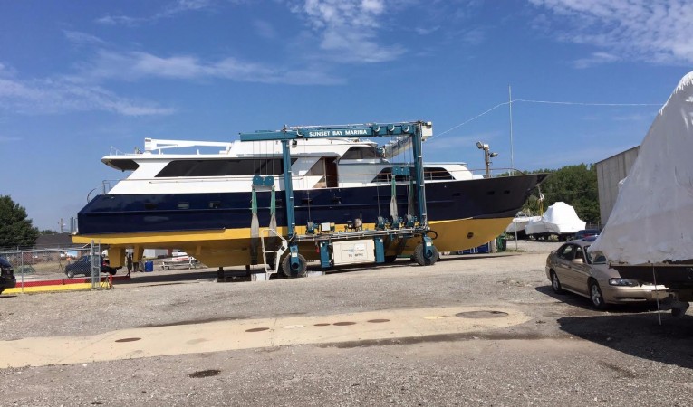 91 Broward STARBOARD SIDE PIX IN T/LIFT