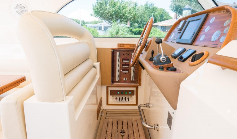 44 Mochi Craft Helm Seating UP