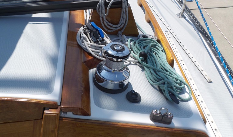 38 Catalina Electric Halyard Winch