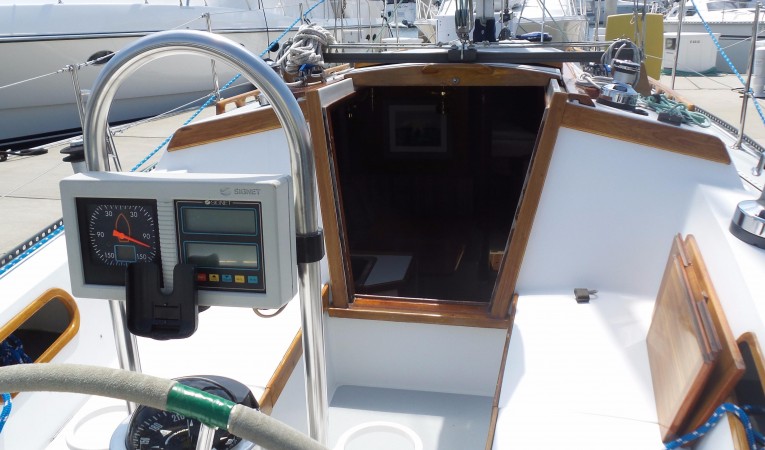 38 Catalina Companion Way