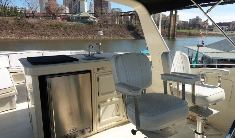 61 Hatteras Upper Helm 3